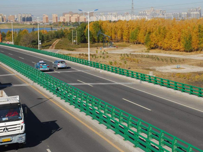  高速道路护栏