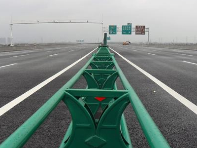  高速道路护栏